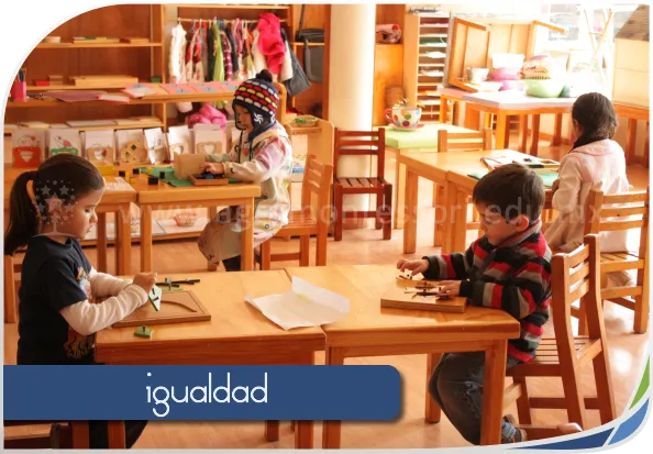 niñas en un ambiente armonioso en colegio Montessori